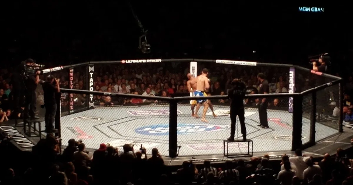 "UFC в Эдмонтоне 17 октября: во сколько бой Бакли - Мэлотт по МСК"